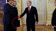 ¿Sabes qué contiene el maletín que siempre lleva Vladímir Putin?