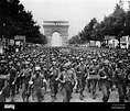 Zweiter Weltkrieg: US-Truppen marschieren auf den Champs-Elysees feiert ...