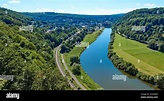 Luftaufnahme der Weser bei Beverungen, Deutschland, mit Radweg und ...