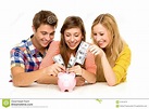 Freunde, Die Geld in Piggy Querneigung Einsetzen Stockfoto - Bild von ...