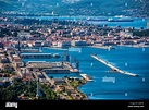 Trieste, Italia - Una vista della città, il vecchio porto,il faro e il ...
