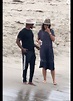 Exclusif - Jamie Foxx et sa compagne Katie Holmes se promènent très ...