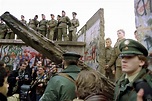 30 Amazing Photos of the Fall of the Berlin Wall from 25 Years Ago ...
