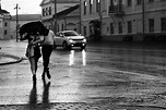 Dos Personas Cruzando La Calle · Fotos de stock gratuitas