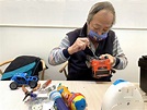 70歲志工巧變玩具醫生