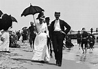1890: Couple walks along the beach in Atlantic City - Bettmann // Getty ...
