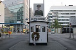 Der Checkpoint Charlie eine Gedenkstätte in der Mitte Berlin