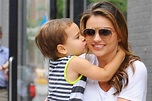 Flynn Bloom bacia Miranda Kerr, mamma e figlio innamorati pazzi (FOTO)