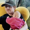 Rupert Grint ya tiene Instagram y comparte foto con su hija