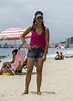 Camila Pitanga usa shortinho na praia para gravação de nova novela das ...