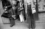 New York Anni 70: la città grigia | New york street, Black and white ...