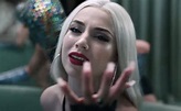 Ava Max feiert neue und persönliche Single „Million Dollar Baby”!