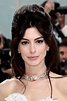 Anne Hathaway llevó un accesorio en el cabello de Versace y el peinado ...