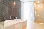 Desenfoque abstracto y interior de baño desenfocado | Foto Premium