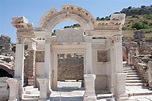 30s Magazine - 5 Tips for visiting the ancient city Ephesus in Turkey