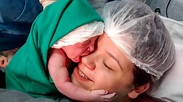 Bebé que abraza a su mamá nada más nacer - Etapa Infantil