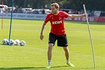 Abwehrspieler Benno Schmitz beim Training, mit Fußbällen im Hintergrund ...