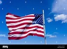 La bandera nacional de los Estados Unidos delante del cielo en Boston ...