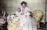 La Reina de España Victoria Eugenia con dos de sus hijos | Flickr
