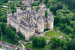vue aérienne du château de Pierrefonds restauré par Viollet-le-Duc dans ...