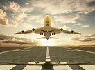Banco de Imágenes Gratis: Avión despegando en la pista del aeropuerto