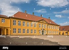 El Palacio Roskilde amarillo es un museo de arte moderno en el centro ...