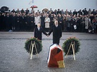 LeMO-Objekt: Foto Francois Mitterrand und Helmut Kohl in Verdun