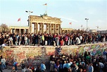 LeMO-Objekt: Foto "Menschen auf der Mauer am Brandenburger Tor"