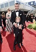 Liev Schreiber y su hijo Samuel Kai en la alfombra roja de los Premios ...