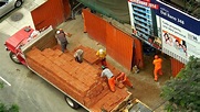 Perú-Lima. Técnicas constructivas. Descargando ladrillos del camión con ...