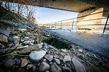 Bonn - Rhein-Hochwasser: Loch im Boden unter der Nordbrücke