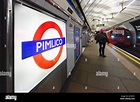 Pimlico estación de metro de Londres Reino Unido; tren llegando a la ...