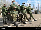 Donezk, Ukraine. April 2021. Wehrpflichtige marschieren in Formation an ...
