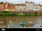Der Fluss Arno in der Region Toskana in Italien, fließt durch das Herz ...