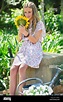 Niedliche kleine Mädchen halten Sonnenblumen im freien Stockfoto, Bild ...