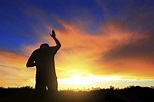 How To Praise And Worship God In Prayer - walkingbyfaith.com.ng