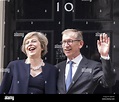 Theresa May und Ehemann Philip kann auf den Stufen in 10 Downing Street ...