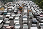 Heavy traffic seen in MMFF kick-off parade | Philstar.com