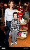 L'actrice Lauren Holly et fils Azer Greco Retour à Disney Store centre ...