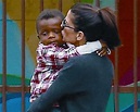 Sandra Bullock consuela a su hijo Louis