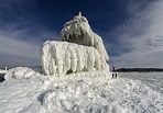 Muelle y faro congelado del lago Míchigan | Destino Infinito
