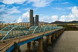 Torre de Seúl y puente Dongjak sobre el río Han en Seúl, Corea del Sur ...