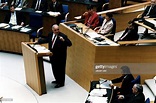 Bundeskanzler Helmut Kohl am Rednerpult; rechts unten der SPD -... News ...