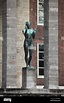 Siegerin (1936). Bronzestatue von Arno Breker vor das Haus des ...