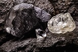 Diamante en bruto junto a un diamante cortado, en una mina de carbón ...