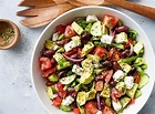 Une salade grecque à l'avocat très facile à faire et très bonne pour la ...