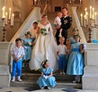 Enfants d'honneur en turquoise rayé et felurs de lotus | Mariage d'été ...