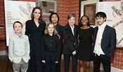 Eles cresceram! Angelina Jolie posa com todos os filhos em foto rara ...