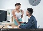 Sexy Sekretärin verführt Chef am Arbeitsplatz - Stockfotografie ...