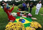 F1: Un hombre reza en la tumba de Senna en Sao Paulo en 2004 | Fórmula ...